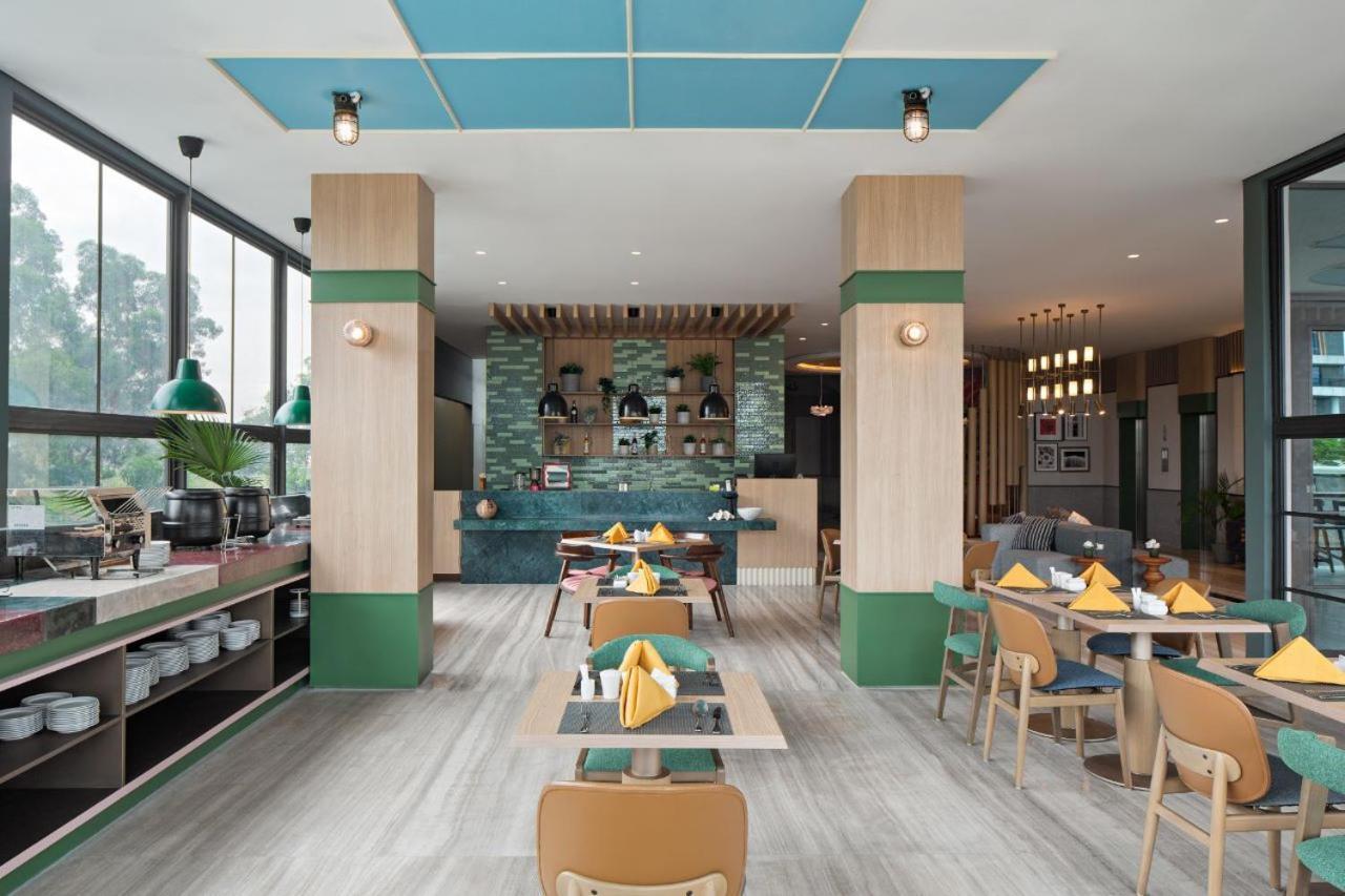 Maxonehotels At Kota Harapan Indah-Bekasi Buitenkant foto