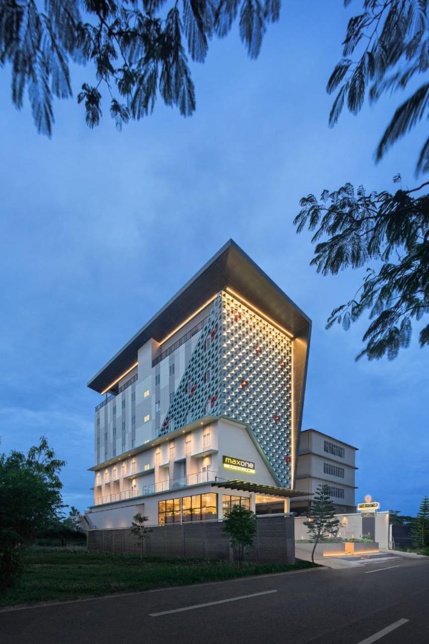Maxonehotels At Kota Harapan Indah-Bekasi Buitenkant foto