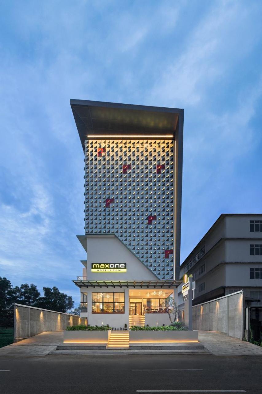 Maxonehotels At Kota Harapan Indah-Bekasi Buitenkant foto